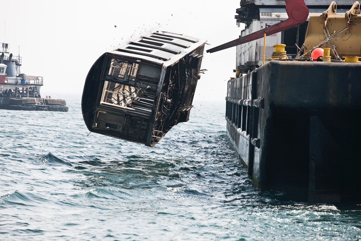 Nowojorskie zepsute wagony wyrzucają do oceanu… nie uwierzysz dlaczego.