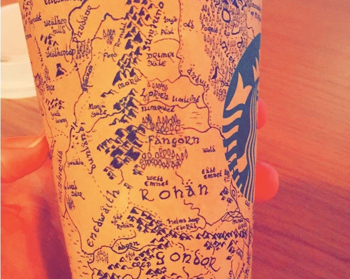 Chłopak spędził 5 godzin, rysując szczegółową mapę Śródziemia z „Władcy Pierścieni” na kubku ze Starbucksa.