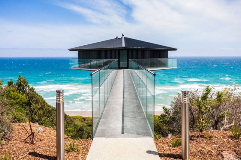 Ten niewiarygodny dom w Australii unosi się w powietrzu nad morzem.