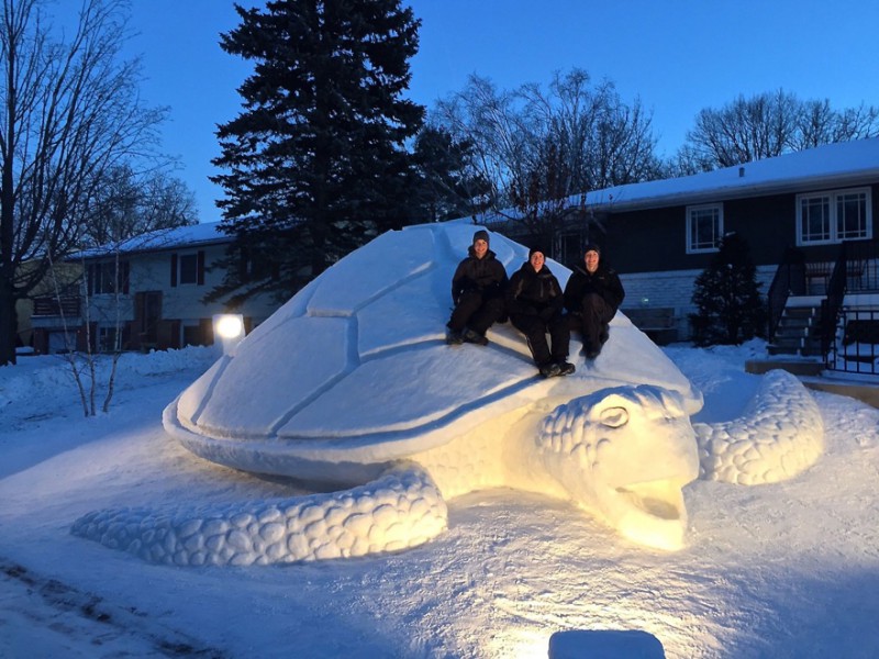 Każdej zimy trzej bracia budują ogromną śniegową rzeźbę na swoim podwórku.
