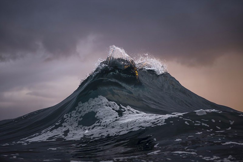 Góry na morzu: fotograf robi zdjęcia falom, które wyglądają zupełnie jak góry.