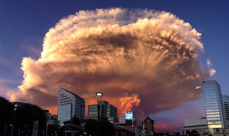 16 przerażających zdjęć erupcji wulkanu w Chile, która zmusiła 4000 ludzi do ewakuacji.