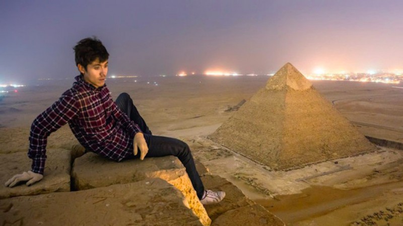 Grupa chłopaków zrobiła sobie ekstremalnie nielegalne zdjęcia na szczycie Piramidy Cheopsa.