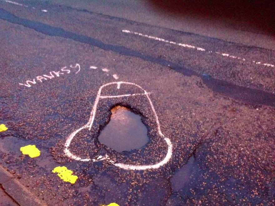 Anonimowy artysta postanowił przyozdobić dziury na drogach, aby zmusić władze do ich załatania.