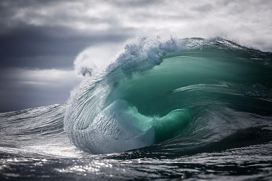 Fotograf uchwyca na zdjęciach majestatyczną potęgę fal na oceanie.