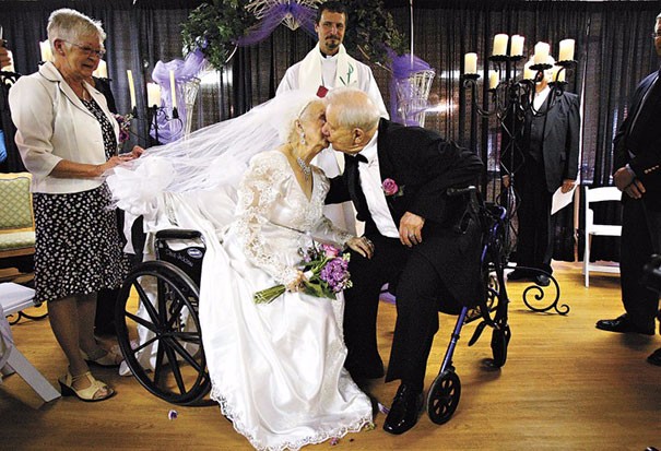 21 ślubnych zdjęć starszych par, które są dowodem na to, że nigdy nie jest za późno na znalezienie prawdziwej miłości.