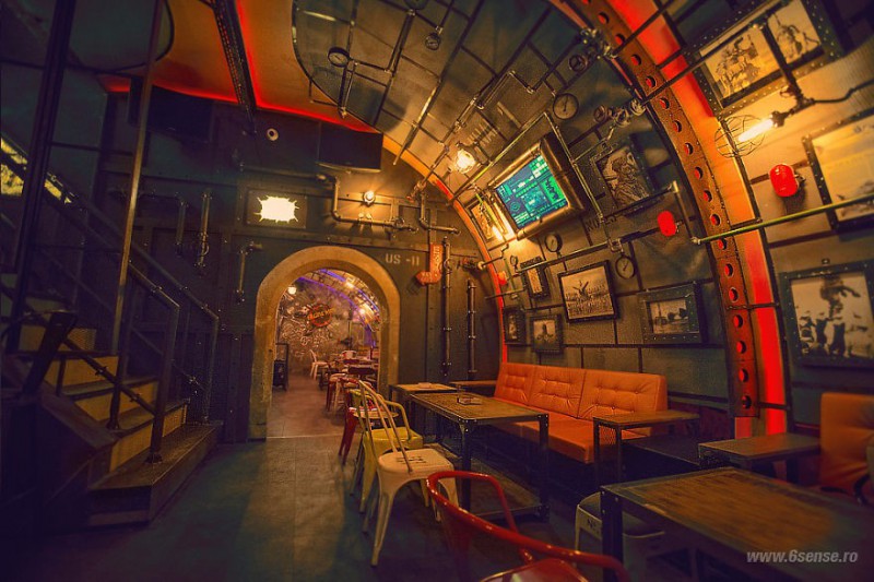 Odwiedzamy niesamowity industrialny pub stylizowany na wnętrze łodzi podwodnej.