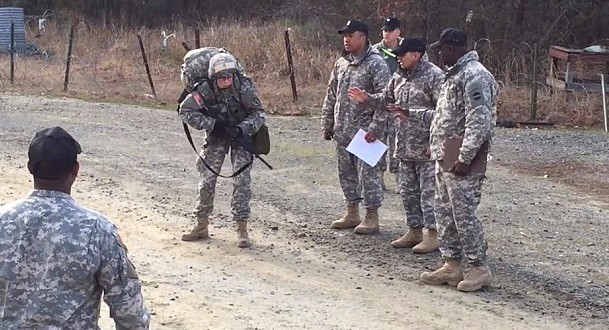 Ostatnie momenty forsownego 12-milowego marszu żołnierza amerykańskiej armii.