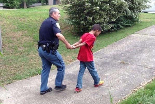 Mama poprosiła policję o „aresztowanie” swojego 10-letniego syna, aby dać mu nauczkę.