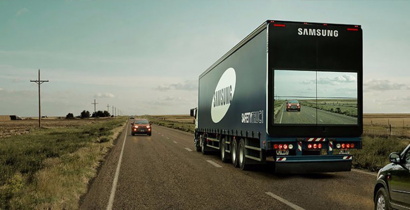 „Bezpieczna ciężarówka” Samsunga pokazuje kierowcom jak wygląda droga przed nią, aby mogli bezpiecznie wyprzedzać.