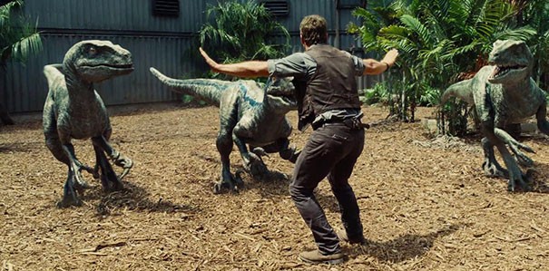 Zabawni pracownicy zoo odgrywają scenę z „Jurassic World”… bez dinozaurów.