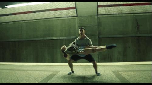 Fantastyczny pokaz umiejętności tanecznych na opustoszałym przystanku metra.