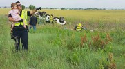 Policjant stara się odwrócić uwagę małej dziewczynki, chwilę po tym jak jej tata zginął w tragicznym wypadku samochodowym.