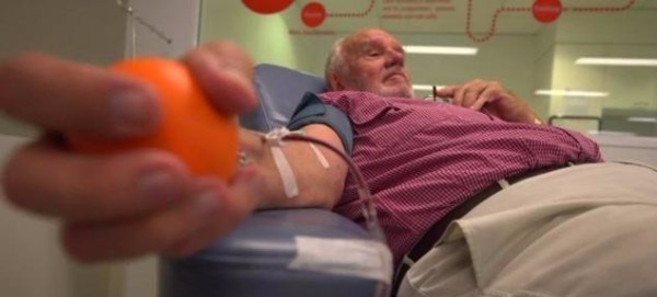 Australijczyk o rzadkiej grupie krwi ratuje ponad 2 miliony niemowląt, oddając krew ponad 1000 razy w ciągu 60 lat.