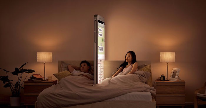 Chińska kampania reklamowa obrazuje wpływ użytkowania smartfonów na kontakty międzyludzkie.