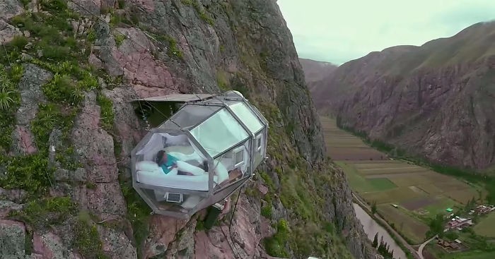 Przezroczyste kapsuły sypialne zawieszone ponad 120 m nad Świętą Doliną Inków.