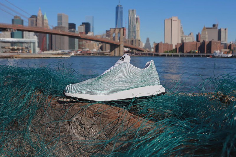 Adidas tworzy obuwie z oceanicznych odpadów i nielegalnie zastawionych przez kłusowników sieci.