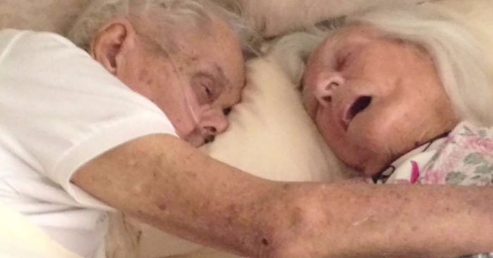 Ta wiekowa para zmarła w swoich objęciach po 75 latach małżeństwa.