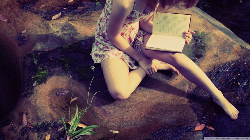 16 powodów, dla których warto umawiać się z dziewczyną kochającą książki.