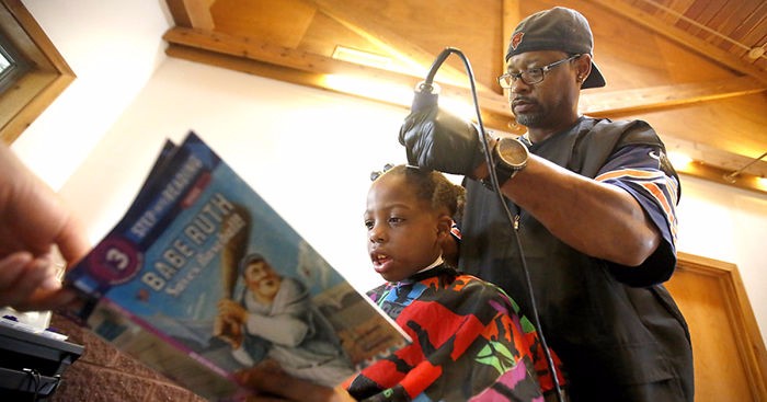 Ten fryzjer strzyże dzieci za darmo, pod warunkiem, że umilą mu pracę swoim czytaniem.