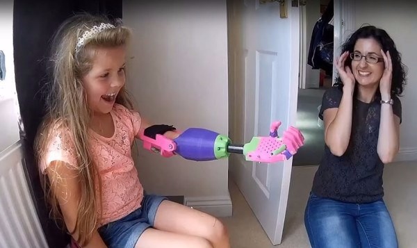 Projektant pozbawiony ręki uszczęśliwił małą dziewczynkę, ofiarując jej nową protezę przedramienia.