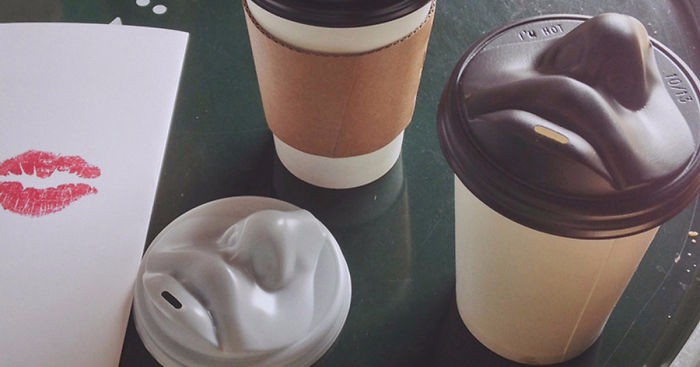 Pokrywka stworzona na kształt ludzkich ust pozwoli dać buziaka ukochanej kawie.