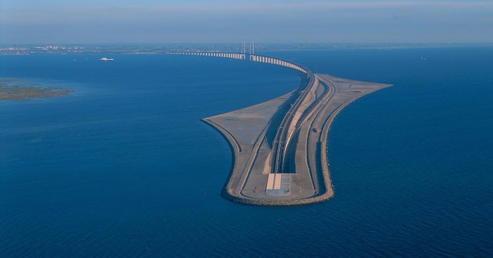 Ten niesamowity most łączący Danię ze Szwecją jest jednocześnie podwodnym tunelem.