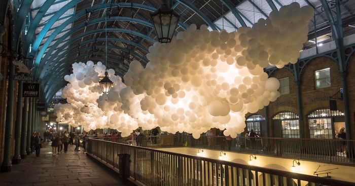 Covent Garden Market zachwyca nowym wystrojem wykonanym ze 100 tysięcy balonów.