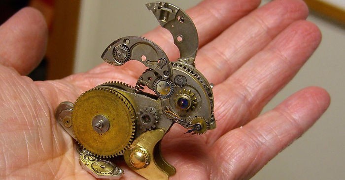 Artystka przemienia części starych zegarków w imponujące steampunkowe rzeźby.