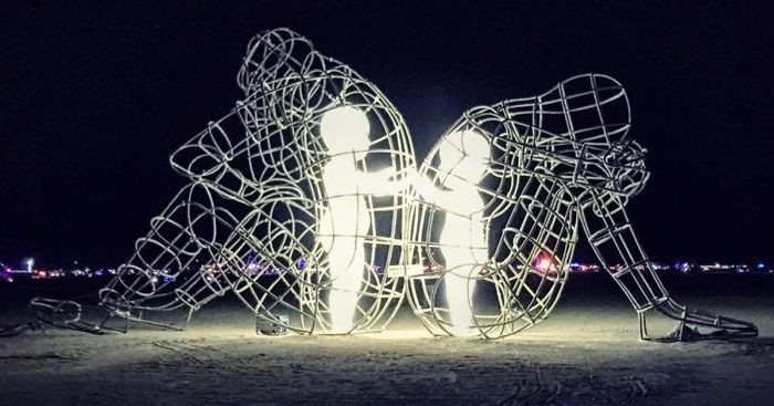 Imponujące dzieło ukraińskiego rzeźbiarza poruszyło uczestników festiwalu Burning Man.