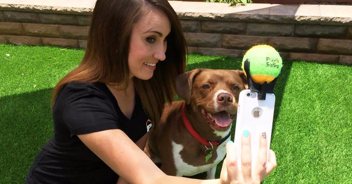 Projektant psich gadżetów z San Diego odkrył sposób na perfekcyjne selfie z pupilem!