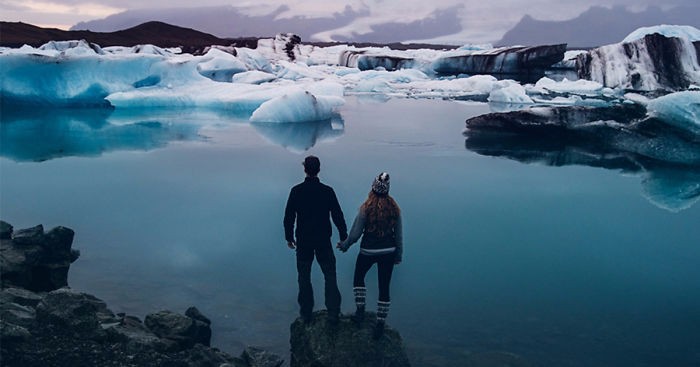 Młoda para rezygnuje z tradycyjnego ślubu na rzecz bajkowej podróży do Islandii.