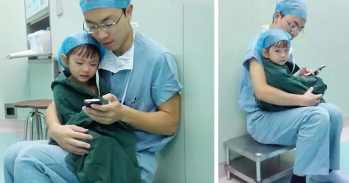 Chirurg pociesza zapłakaną 2-letnią dziewczynkę w oczekiwaniu na jej operację serca.