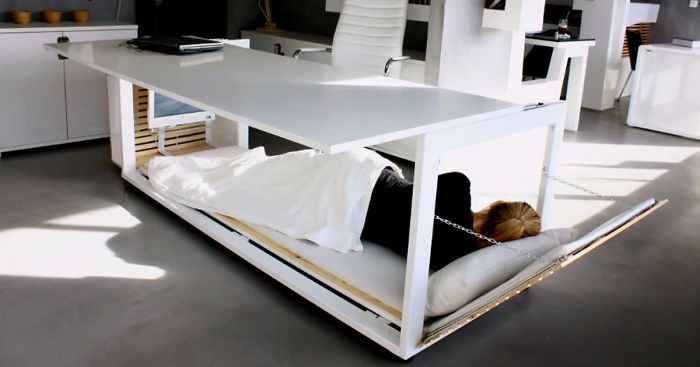 Greckie studio prezentuje projekt biurka przystosowanego do ekstremalnie męczącej pracy.
