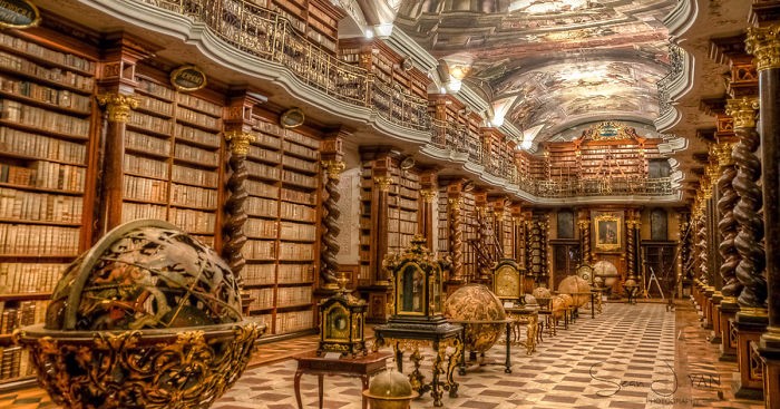 Zwiedzamy praskie Klementinum – prawdopodobnie najbardziej imponującą bibliotekę na świecie.