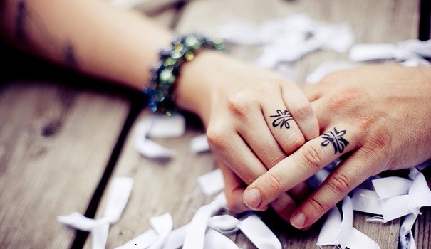 24 oryginalne pomysły na ślubne tatuaże dla odważnej młodej pary.