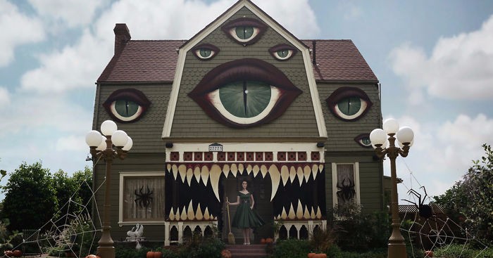 Artystka ozdobiła dom swoich rodziców z okazji zbliżającego się Halloween.