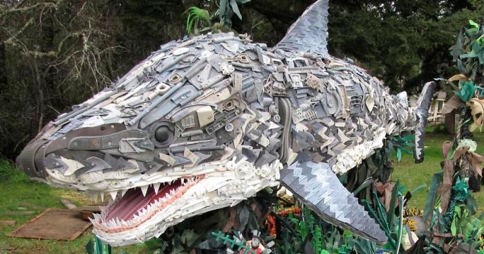 Niezwykłe rzeźby wykonane z nadmorskich odpadów inspirują do dbałości o środowisko.