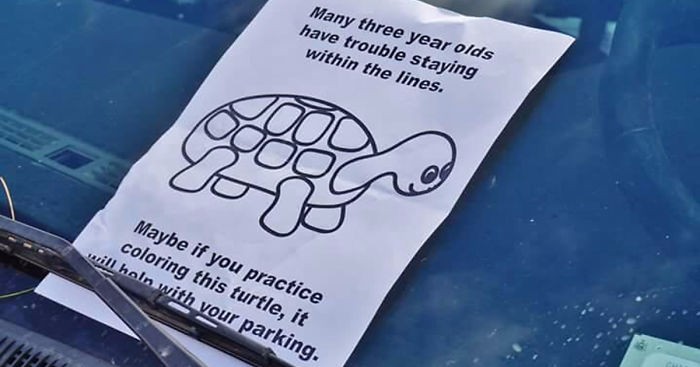 Anonimowy bohater kreatywnie walczy o porządek na parkingach.
