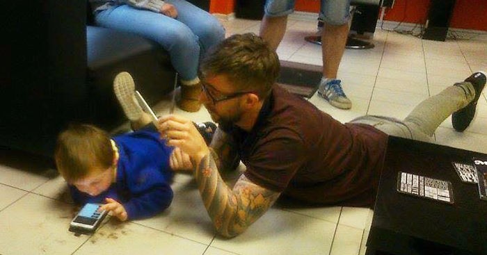 Ten fryzjer pomógł autystycznemu chłopcu pokonać jego strach przed strzyżeniem.