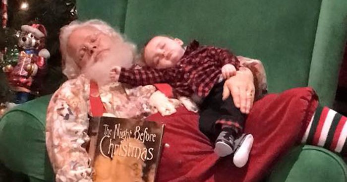 Ten chłopczyk zasnął w kolejce do Świętego Mikołaja. Mimo to zrobiono im pamiątkowe zdjęcie.