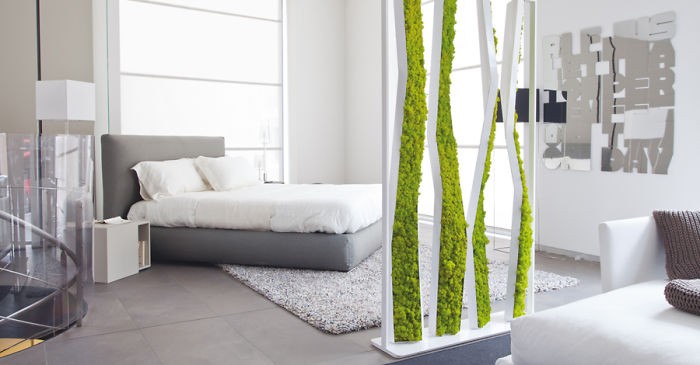 Zielone ściany – designerski trend, który wyczaruje w Twoim mieszkaniu leśną aurę.