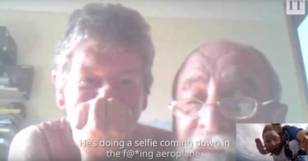 Irlandczyk zaskakuje na Skypie rodziców relacją ze swojego skoku ze spadochronem.