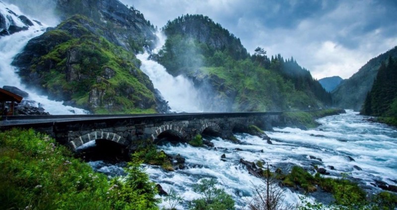 20 zjawiskowych mostów, które zdają się prowadzić do innego świata.