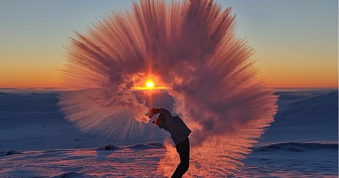 Kanadyjski fotograf uwiecznia niesamowity efekt gorącej herbaty, zamarzającej w ruchu, w temperaturze -40°C.
