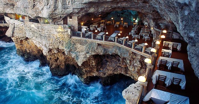 Włoska restauracja, wybudowana wewnątrz nadmorskiej jaskini oferuje niezapomniane widoki.