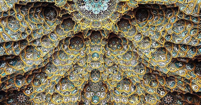 18 kalejdoskopowych sklepień irańskich meczetów, które oczarują Cię swoim zdobnictwem.