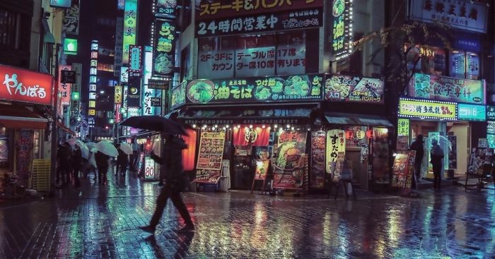 Tokio w deszczową noc w obiektywie zakochanego w mieście fotografa.