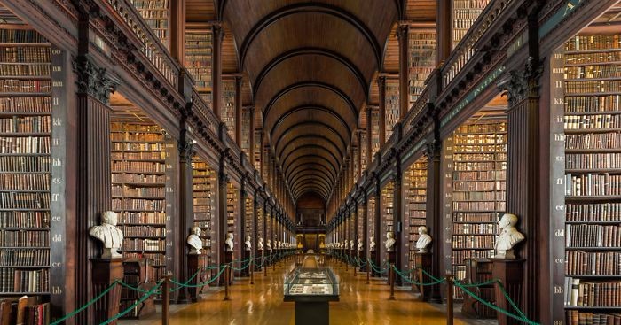 Odwiedzamy imponująco zasobną, przepiękną bibliotekę Trinity College w Dublinie.