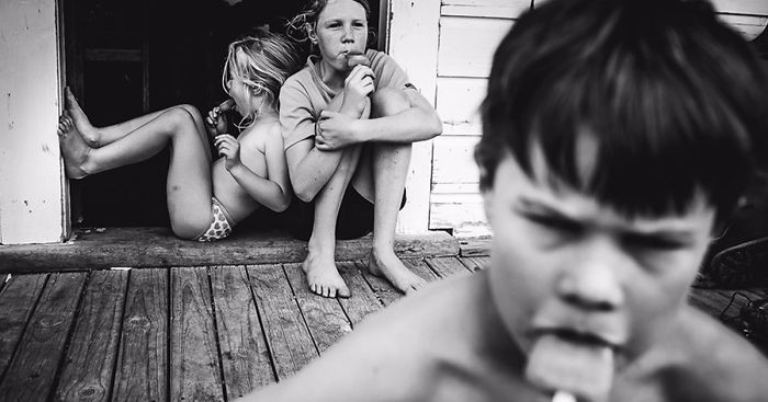 Nowozelandzka artystka fotografuje szczęśliwe, wolne od technologii dzieciństwo swoich pociech.
